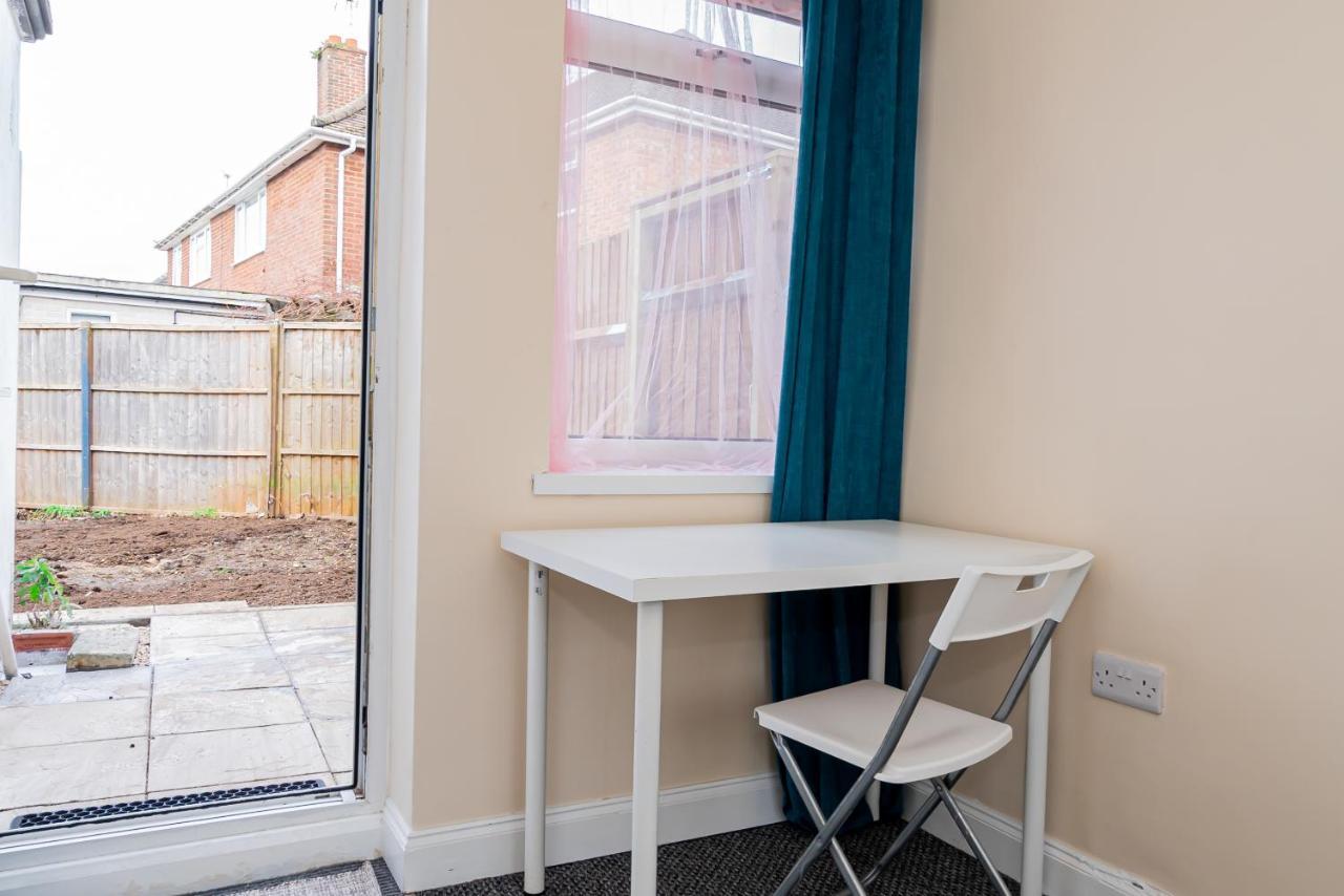 Shirley House 3, Guest House, Self Catering, Self Check In With Smart Locks, Use Of Fully Equipped Kitchen, Close To City Centre, Ideal For Longer Stays, Walking Distance To Bat, 20 Min Drive To Fawley Refinery, Excellent Transport Links Саутхамптън Екстериор снимка