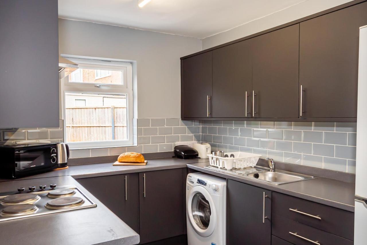 Shirley House 3, Guest House, Self Catering, Self Check In With Smart Locks, Use Of Fully Equipped Kitchen, Close To City Centre, Ideal For Longer Stays, Walking Distance To Bat, 20 Min Drive To Fawley Refinery, Excellent Transport Links Саутхамптън Екстериор снимка